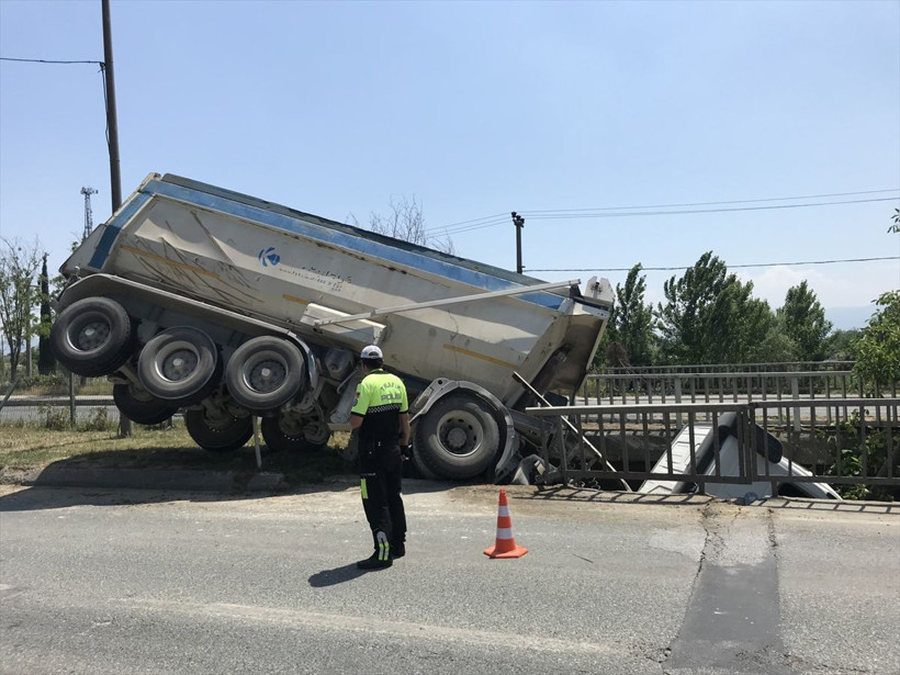 Bursa'da korkutan kaza korkulukları aşan tır iki köprü arasında asılı kaldı - Resim: 2