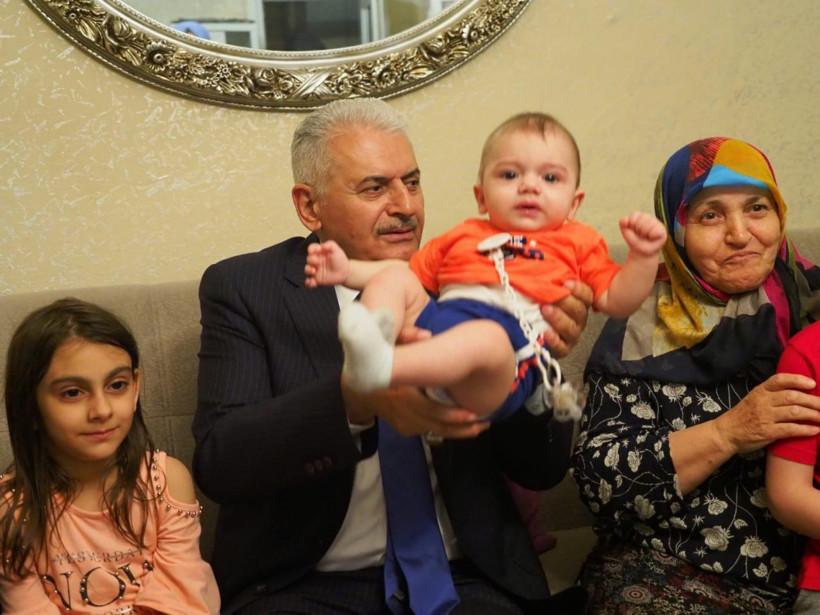 Binali Yıldırım sahurda Laçin ailesinin evine misafir oldu - Resim: 3
