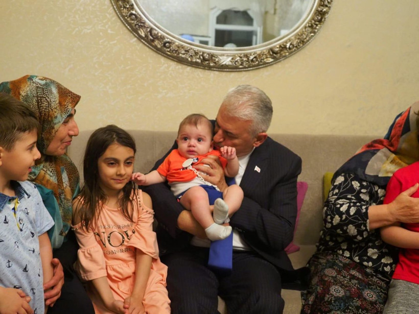 Binali Yıldırım sahurda Laçin ailesinin evine misafir oldu - Resim: 1