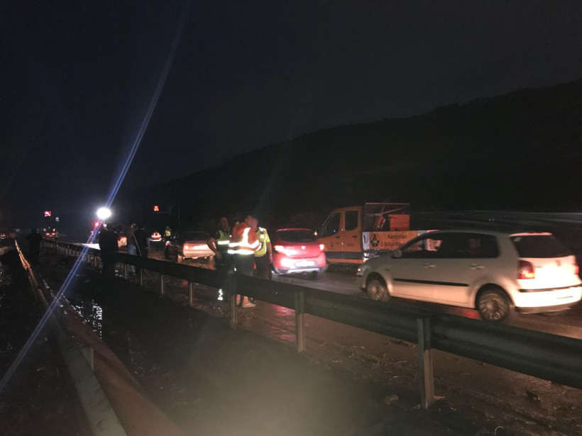 Manisa-İzmir yolu heyelan nedeniyle trafiğe kapandı - Resim: 4