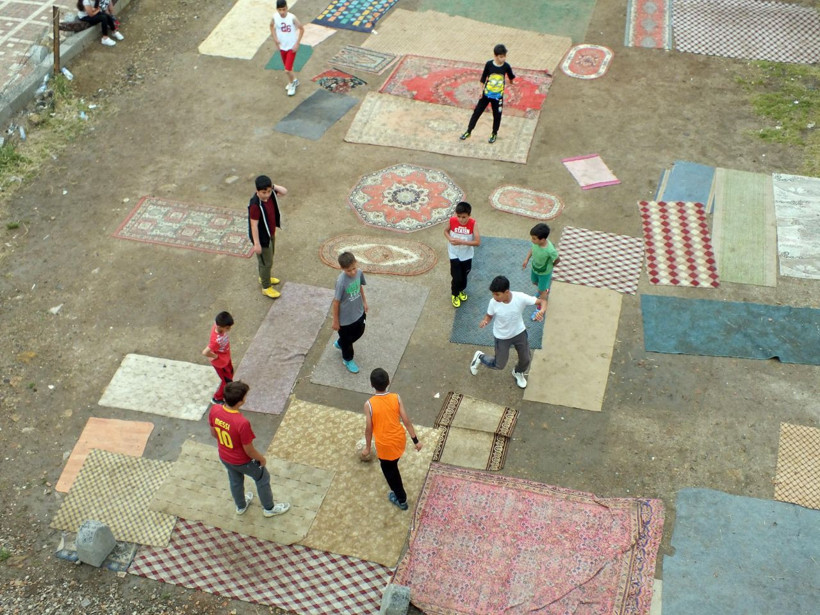 Yozgat'ta eski halılardan kendilerine futbol sahası yapan çocukların masumluğu - Resim: 2