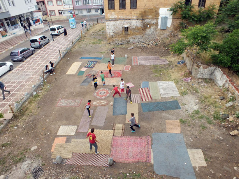 Yozgat'ta eski halılardan kendilerine futbol sahası yapan çocukların masumluğu - Resim: 4