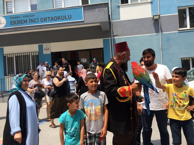 Papağanıyla oy kullandı herkesin ilgi odağı oldu - Resim: 2