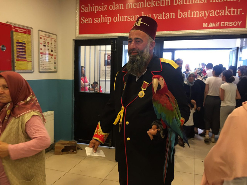 Papağanıyla oy kullandı herkesin ilgi odağı oldu - Resim: 4