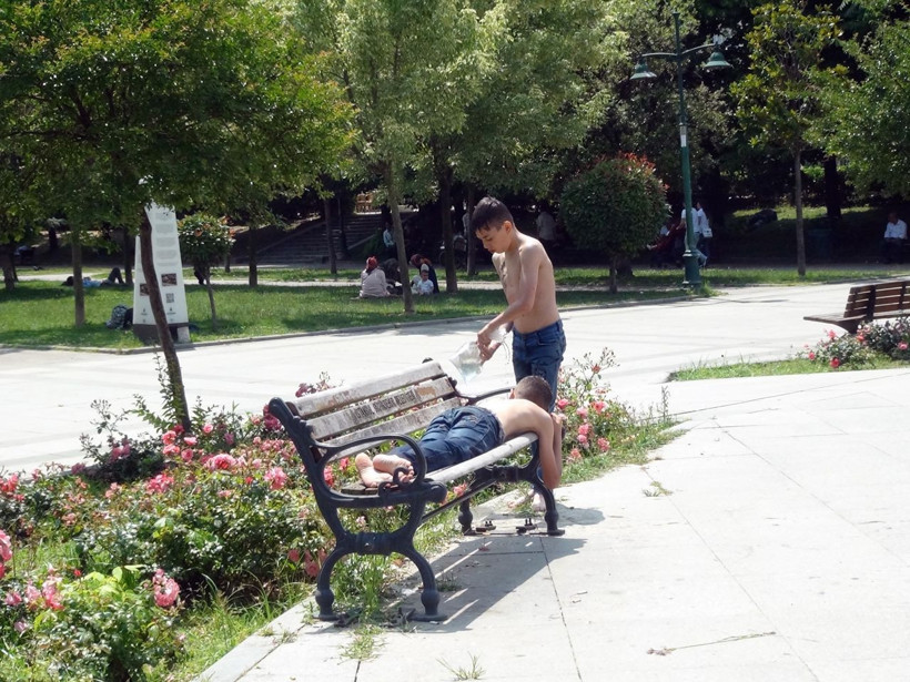 Sıcaktan bunalan çocuklar Gezi Parkı'nda renkli görüntüler oluşturdu - Resim: 2