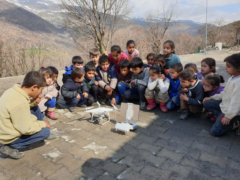 Van'da ilk defa drone gören masum çocuklar - Resim: 1