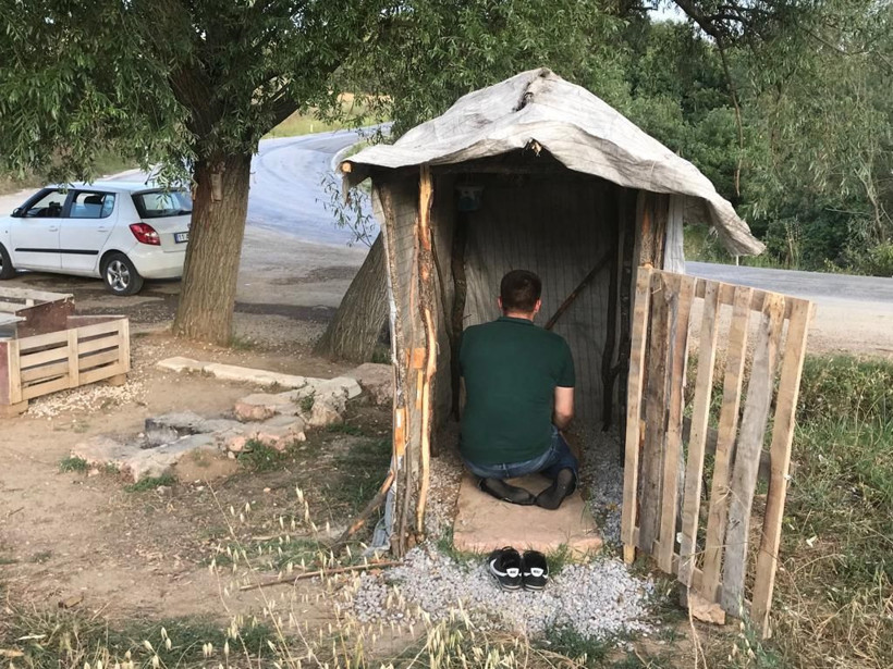 Yol kenarında bir çeşmenin yanında tek kişilik mescit - Resim: 1