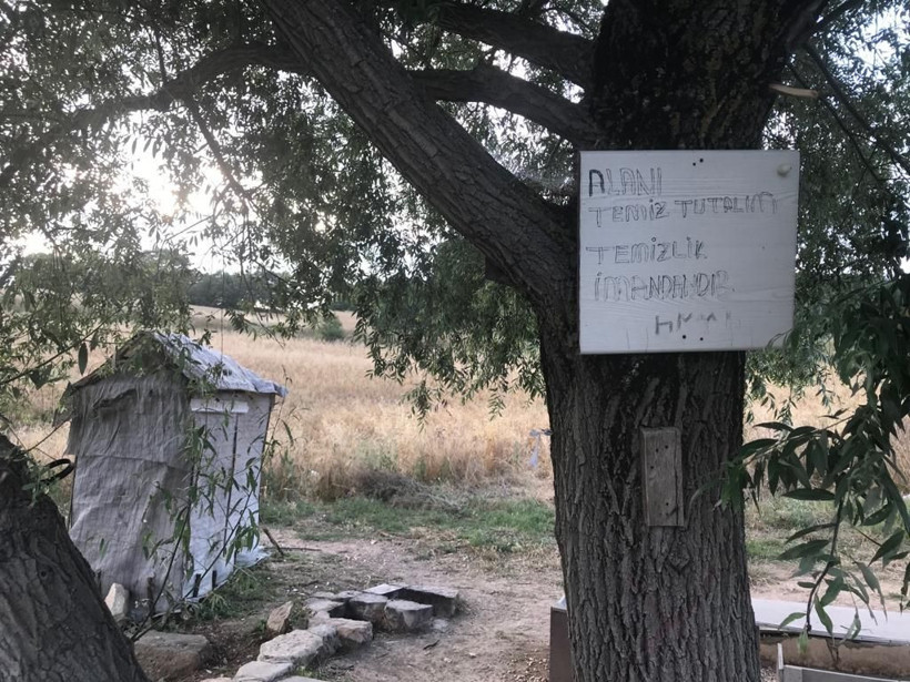 Yol kenarında bir çeşmenin yanında tek kişilik mescit - Resim: 4