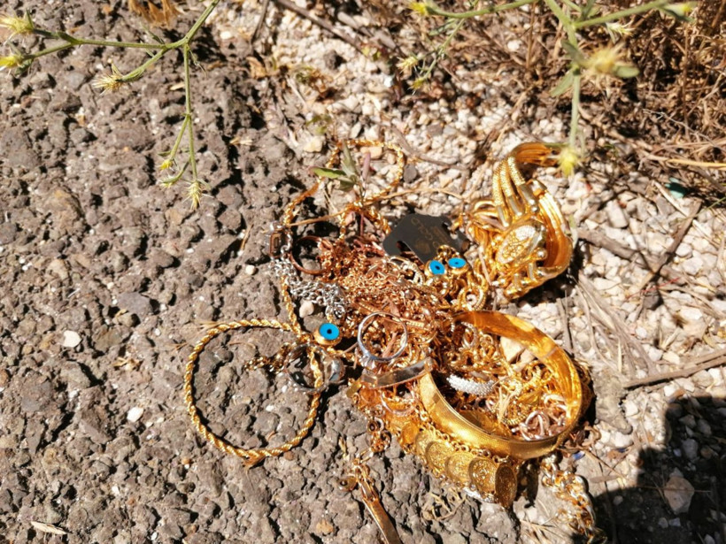 Yolda yürürken 1,5 kilo ağırlığında ziynet eşyası buldu - Resim: 1