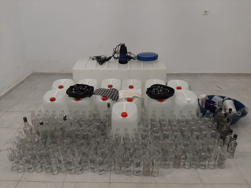 Bandrol ve şişeleri bile hazır! Binlerce ele geçirildi - Resim: 1
