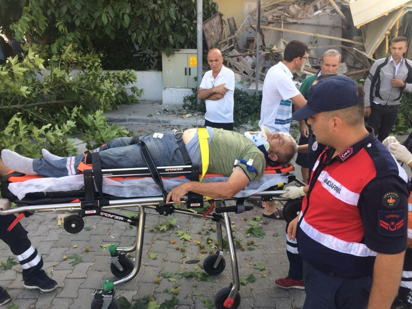 İzmir'de otobüs ile çarpışan kamyon daha sonra kahvehaneye daldı - Resim: 1