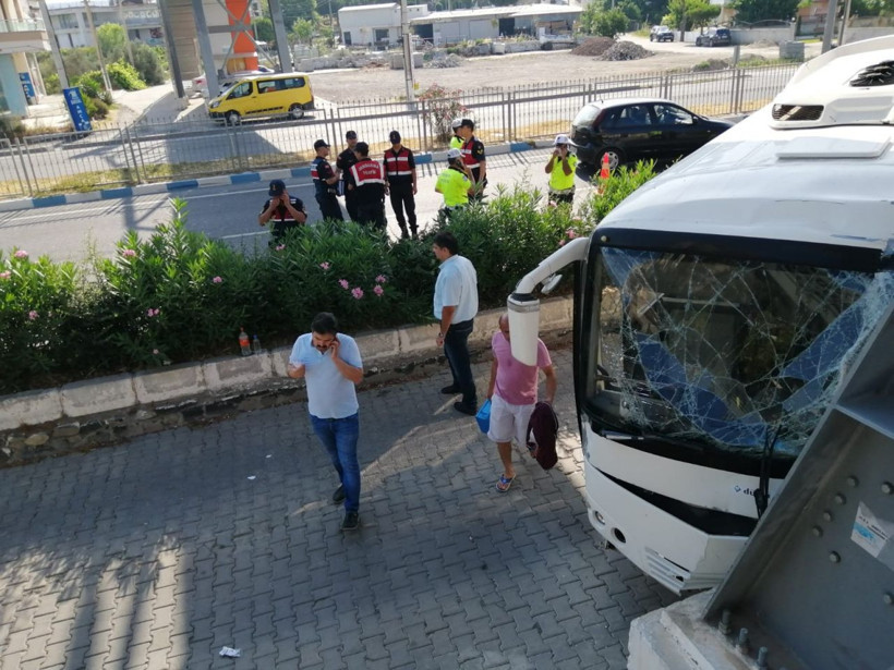 İzmir'de otobüs ile çarpışan kamyon daha sonra kahvehaneye daldı - Resim: 4