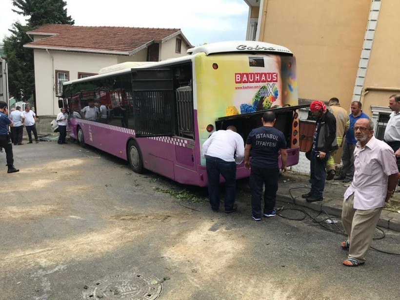 İstanbul'da kontrolden çıkan halk otobüsü dehşet saçtı - Resim: 3