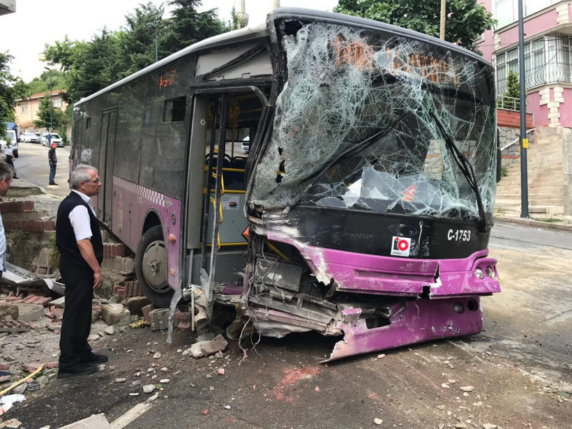 İstanbul'da kontrolden çıkan halk otobüsü dehşet saçtı - Resim: 4