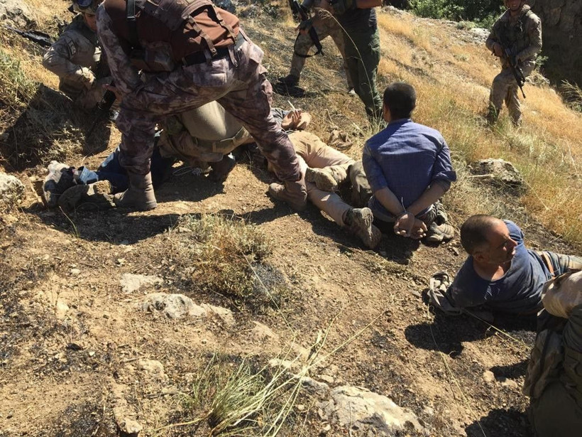 Teröristlerin yakalanma anına ait yeni fotoğraflar çıktı - Resim: 4