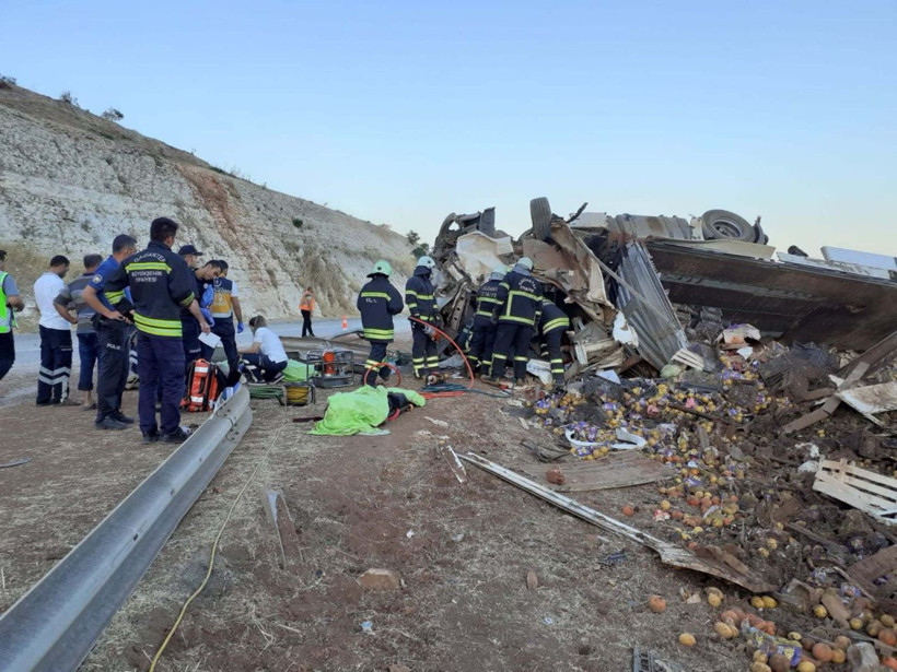 Gaziantep'te sebze yüklü TIR otobanı savaş alanına çevirdi 3 ölü - Resim: 2