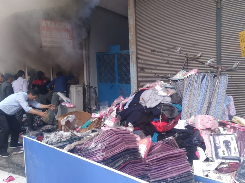 Çorum'daki tekstil mağazası kullanılmaz hale geldi! Ürünler apar topar dışarı çıkarıldı - Resim: 4