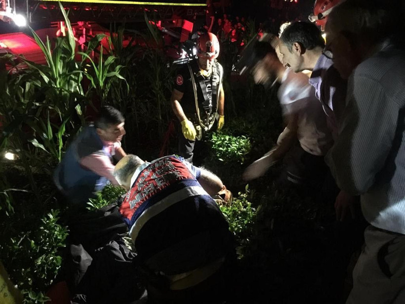 Rize'de ağaca çıkan talihsiz adam elektrik akımına kapılarak can verdi - Resim: 1