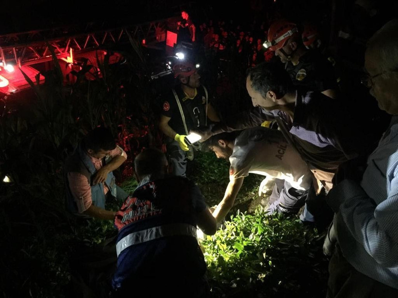 Rize'de ağaca çıkan talihsiz adam elektrik akımına kapılarak can verdi - Resim: 2