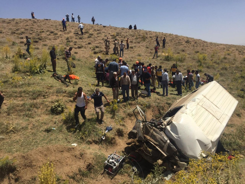 Van'da katliam gibi trafik kazası! 17 kişi hayatını kaybetti 50 yaralı var - Resim: 1