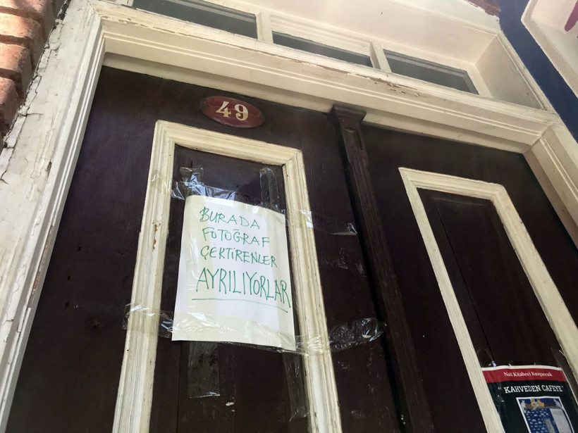 Gelin ve damatlardan bıktı çareyi bu yazıyı asmakta buldu - Resim: 1