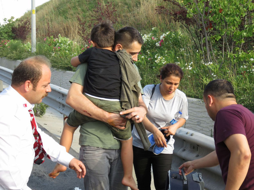 İstanbul'da yolcu otobüsü bariyerlere girdi! Yaralılar var - Resim: 1