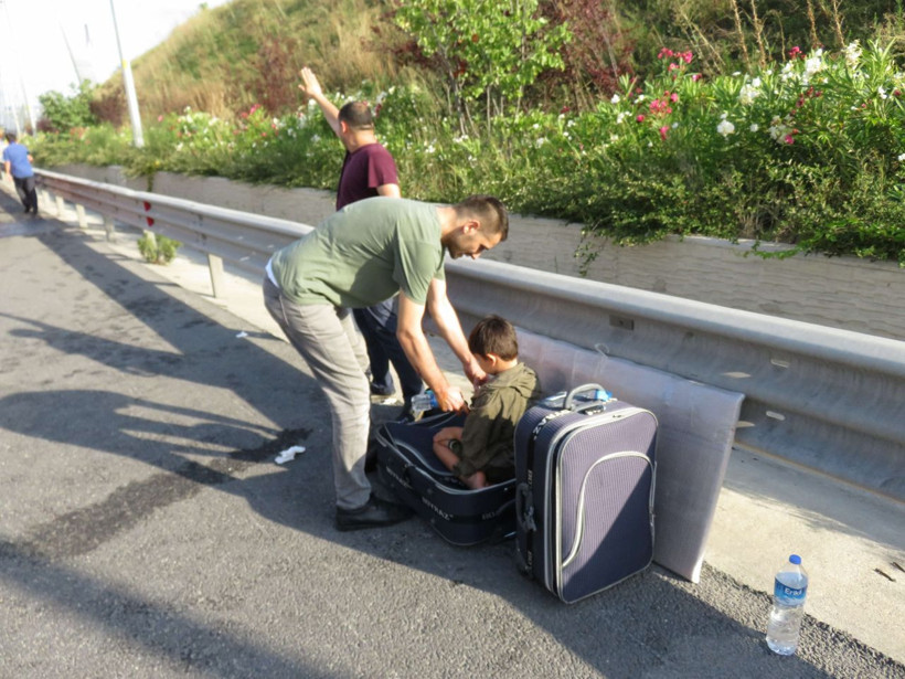 İstanbul'da yolcu otobüsü bariyerlere girdi! Yaralılar var - Resim: 2