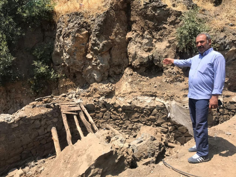 Mahalleli korkulu anlar yaşadı! Dev kaya parçası evin üzerine düştü - Resim: 4