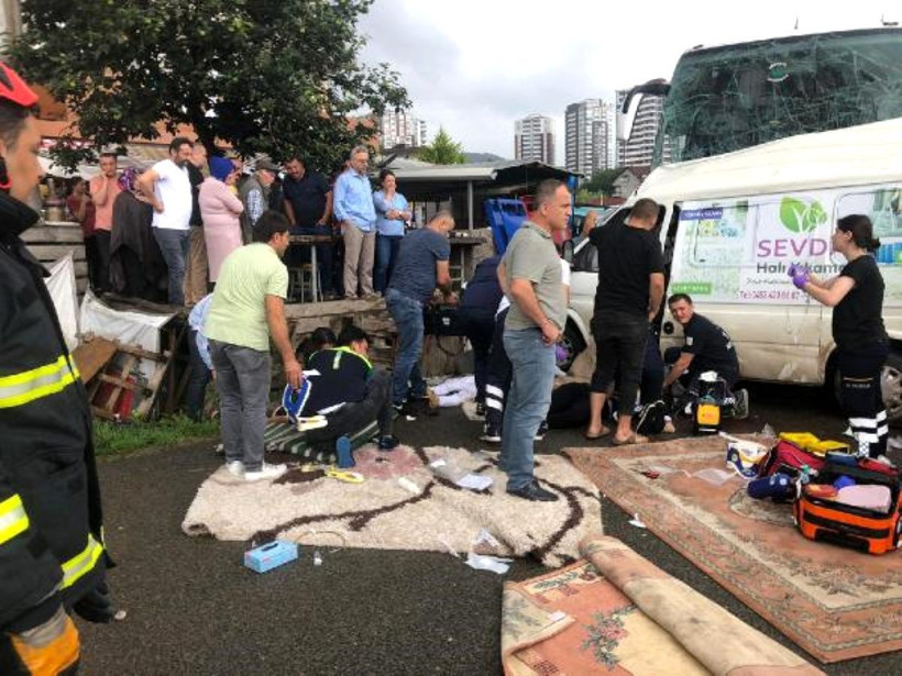 Ordu'da yolcu otobüsüyle minibüs çarpıştı! 3 kişi öldü 7 kişi yaralandı - Resim: 3