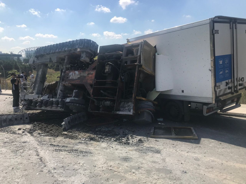 Küçükçekmece'de taşınan vinç kamyonetin üzerine devrildi - Resim: 1