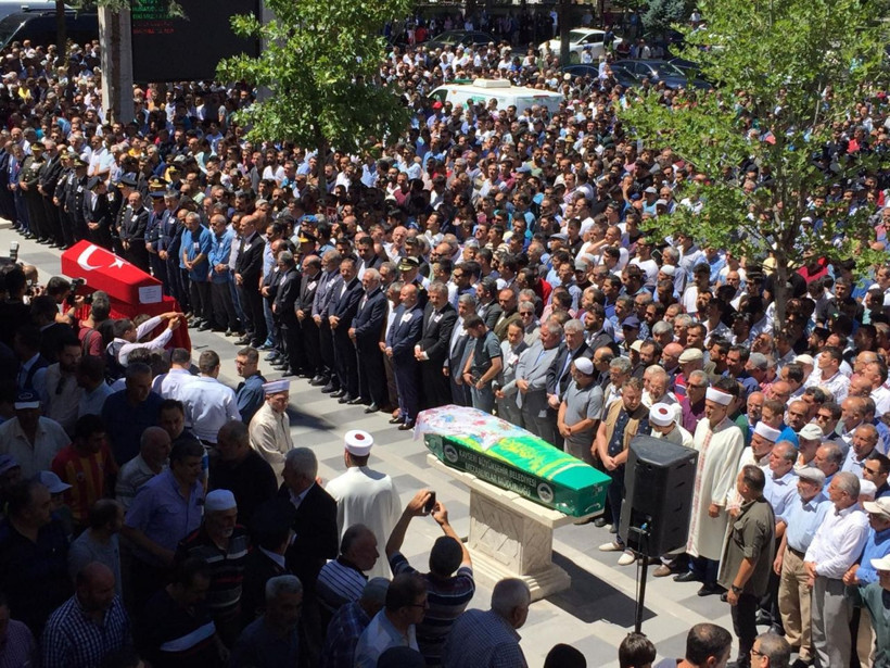 Şehit polis Kayseri'de binlerce kişi tarafından son yolculuğa uğurlandı - Resim: 1