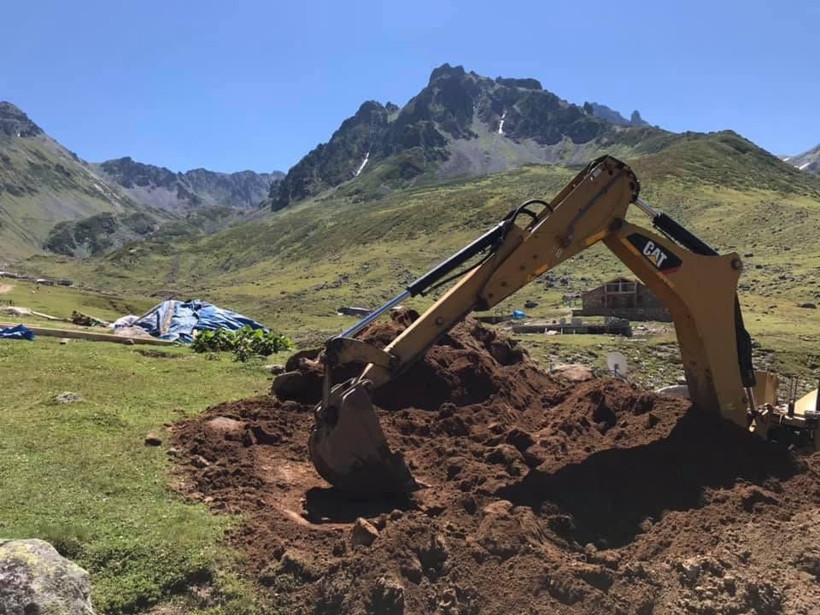 Kaçak yapılara savaş açtı! Yayla yolunu taşlarla kapattı - Resim: 2