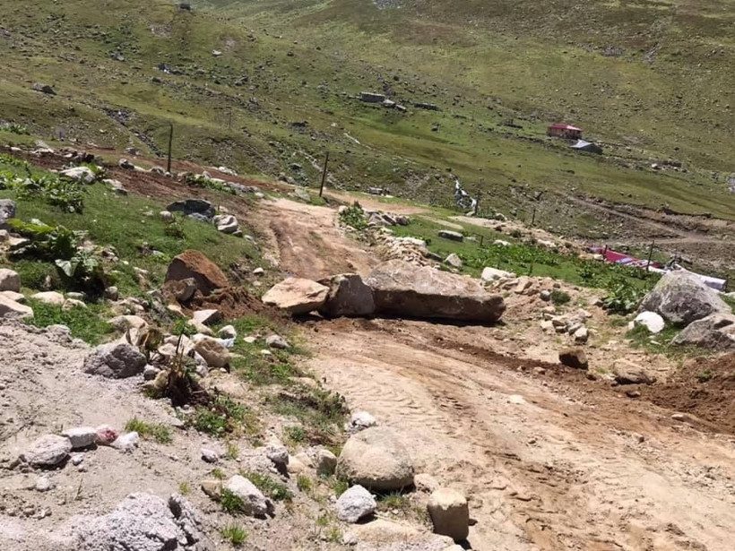 Kaçak yapılara savaş açtı! Yayla yolunu taşlarla kapattı - Resim: 4