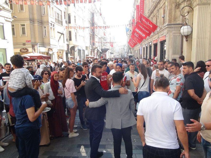 İyilik akımı kurucusuyum dedi İstiklal'de para yağdırdı! - Resim: 4