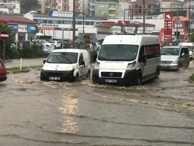 Trabzon’da şiddetli yağış sonrası yollar göle döndü! Hayat felç oldu - Resim: 1