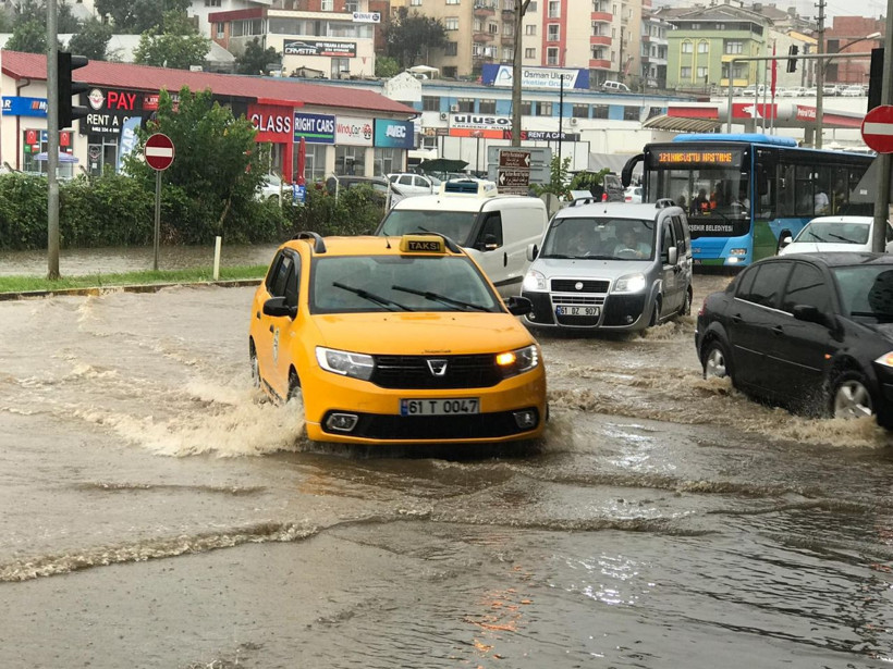 Trabzon’da şiddetli yağış sonrası yollar göle döndü! Hayat felç oldu - Resim: 4