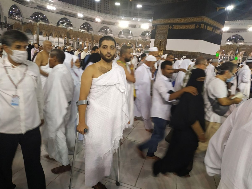 İsrail askerlerinin kurşunu ile bacağını kaybeden Naci'nin hac sevinci! - Resim: 1