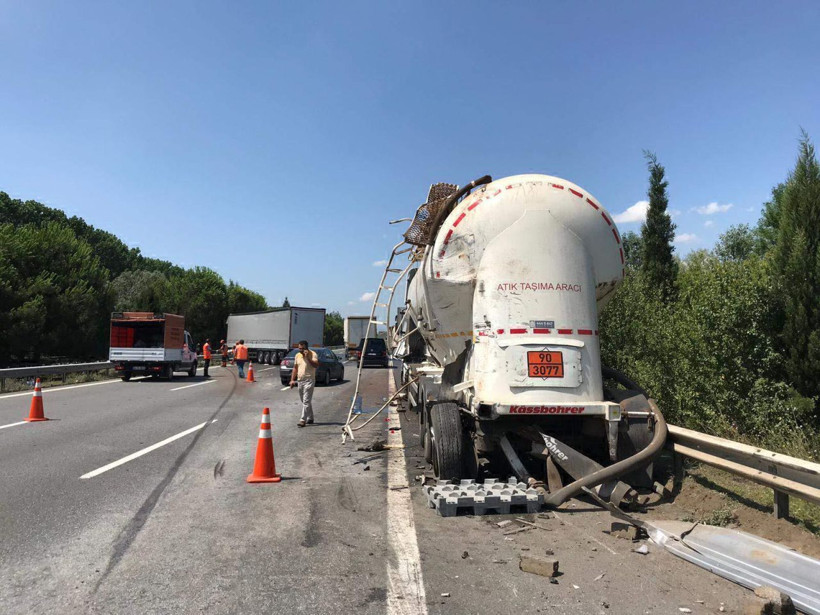 TEM otoyolun'da damacana yüklü TIR'ın lastiği patladı damacanalar yola savruldu - Resim: 4