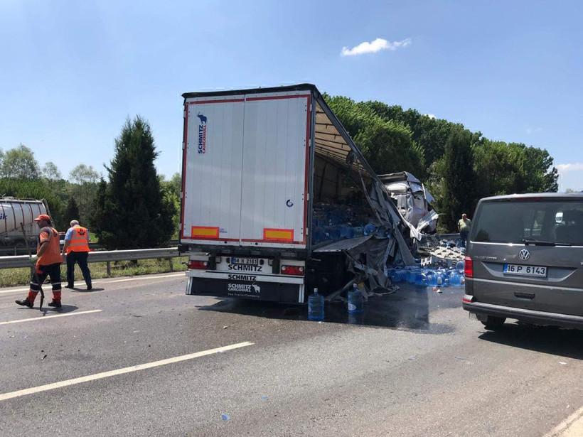 TEM otoyolun'da damacana yüklü TIR'ın lastiği patladı damacanalar yola savruldu - Resim: 3