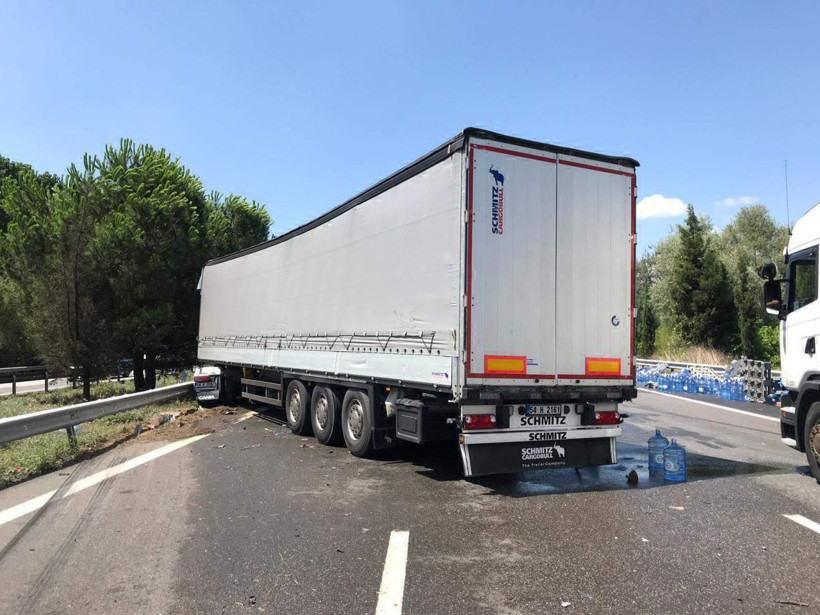 TEM otoyolun'da damacana yüklü TIR'ın lastiği patladı damacanalar yola savruldu - Resim: 1