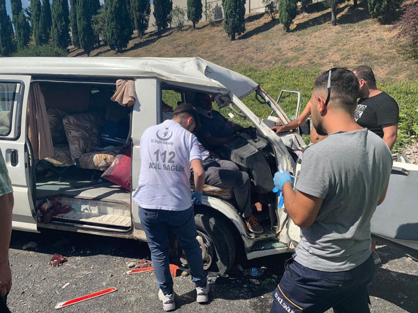 İstanbul Ümraniye TEM otoyolunda trafik kazası 3 yaralı - Resim: 1