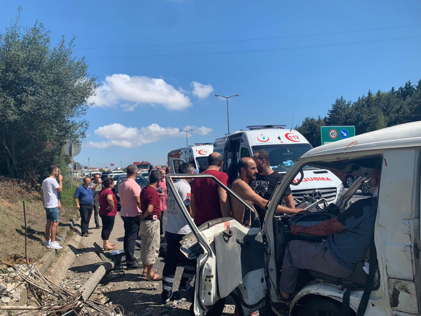 İstanbul Ümraniye TEM otoyolunda trafik kazası 3 yaralı - Resim: 2