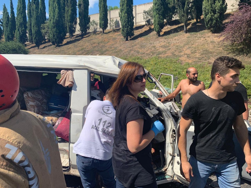 İstanbul Ümraniye TEM otoyolunda trafik kazası 3 yaralı - Resim: 3