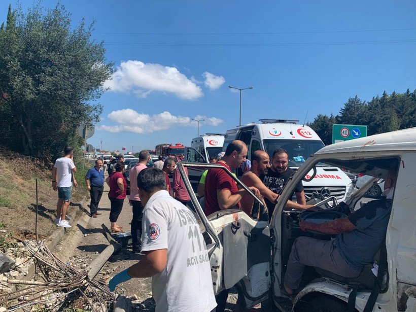 İstanbul Ümraniye TEM otoyolunda trafik kazası 3 yaralı - Resim: 4