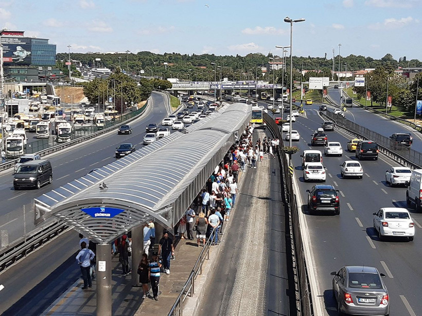 İstanbul Şirinevler'de bir genç metrobüsün altında kaldı - Resim: 1