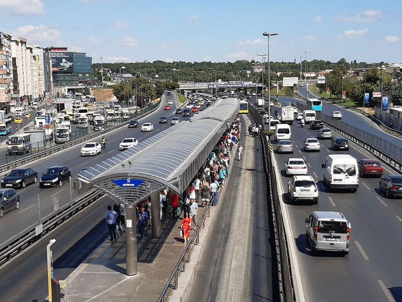 İstanbul Şirinevler'de bir genç metrobüsün altında kaldı - Resim: 2