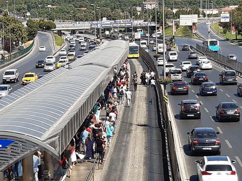 İstanbul Şirinevler'de bir genç metrobüsün altında kaldı - Resim: 3