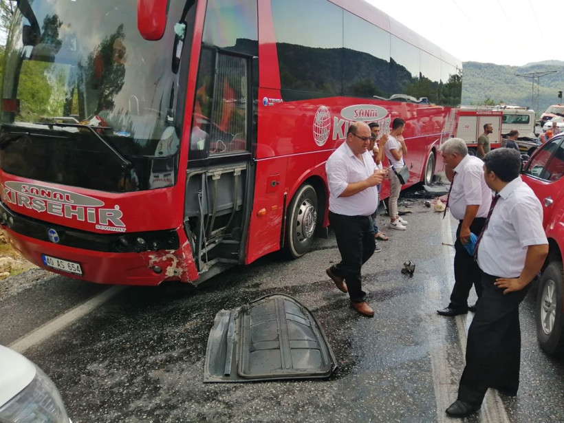 Antalya'da yolcu otobüsü ile otomobil çarpıştı 1'i ağır 5 yaralı - Resim: 4