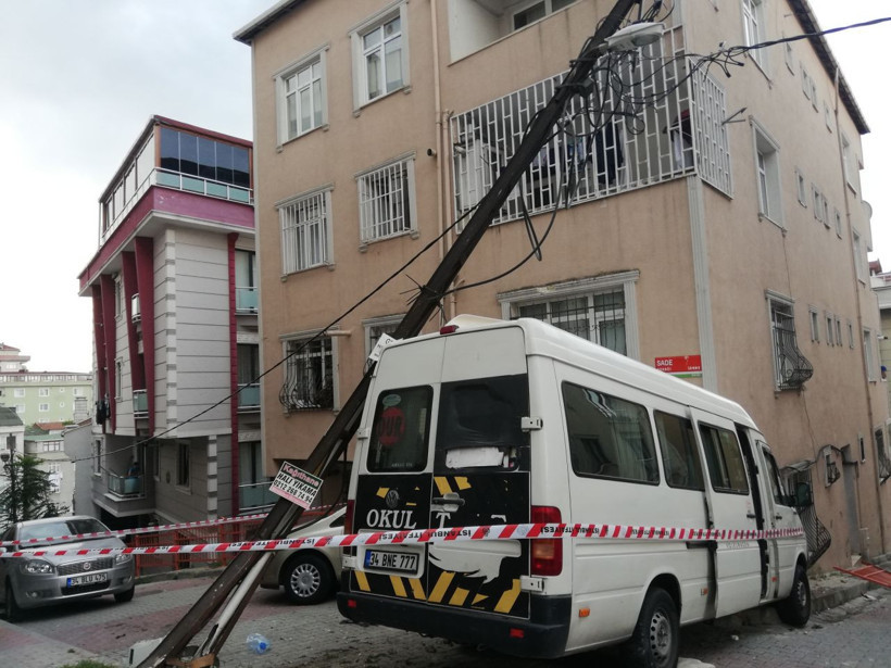 Kağıthane'de kontrolünden çıkan minibüs bina duvarına çarparak durdu! - Resim: 3