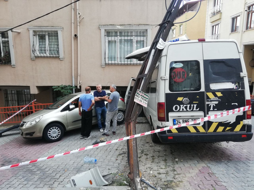 Kağıthane'de kontrolünden çıkan minibüs bina duvarına çarparak durdu! - Resim: 2
